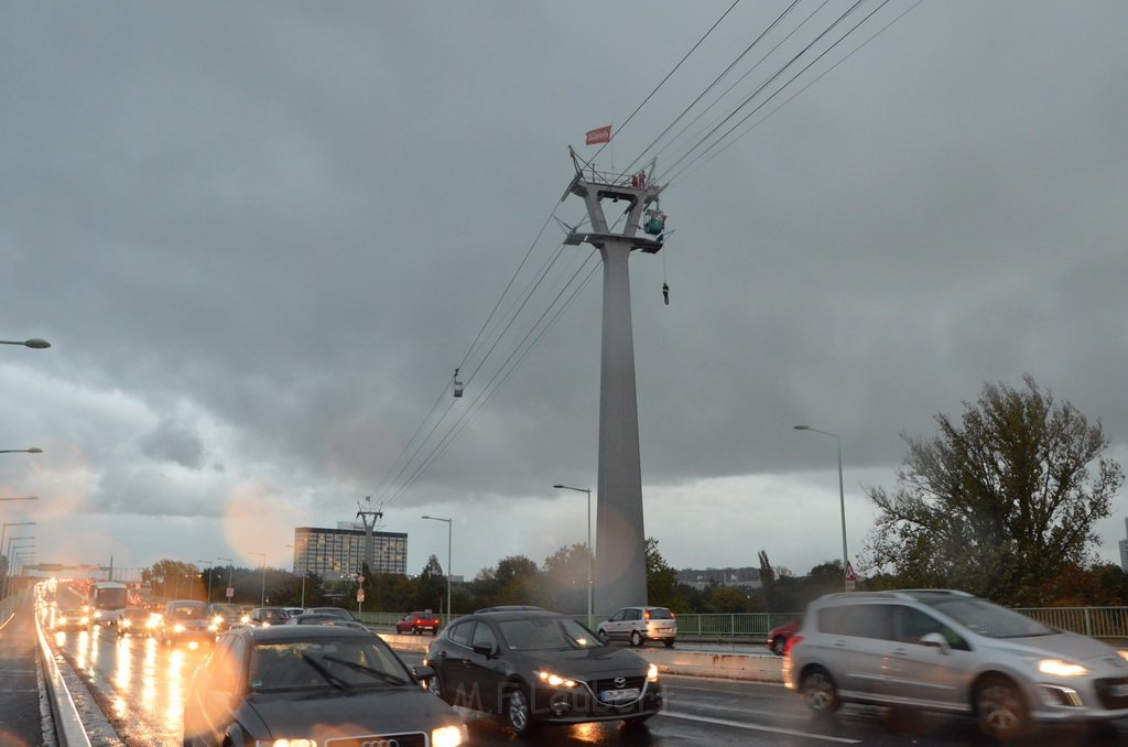 Einsatz BF Hoehenretter Koelner Seilbahn Hoehe Zoobruecke P2141.JPG